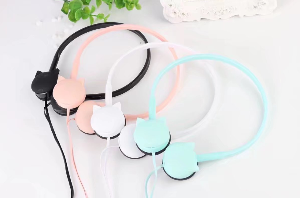 Plug Kitten Wearing Style Headphones GlamzLife
