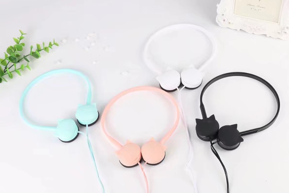 Plug Kitten Wearing Style Headphones GlamzLife